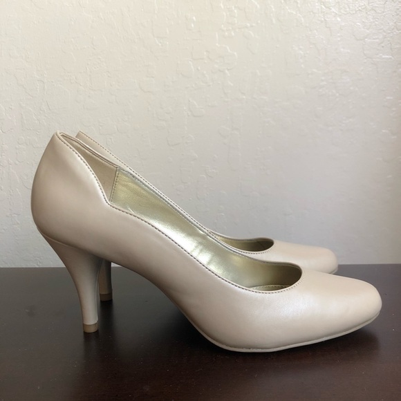 Bandolino Natural Nude Color 3.5 inch Heels 7.5 - Picture 3 of 10